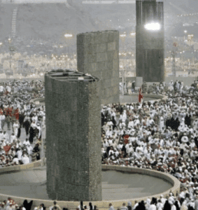 les musulmans jettent des cailloux au jamarat pendant le hajj